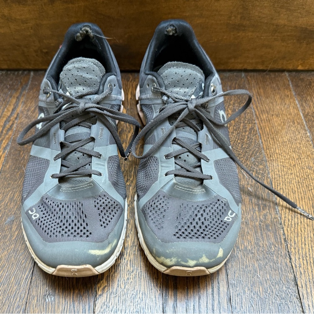 On Women’s Cloudflow in Gray with dark gray and pink accents